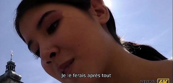  HUNT4K. Un cocu ringard regarde docilement le sexe de sa copine avec un inconnu